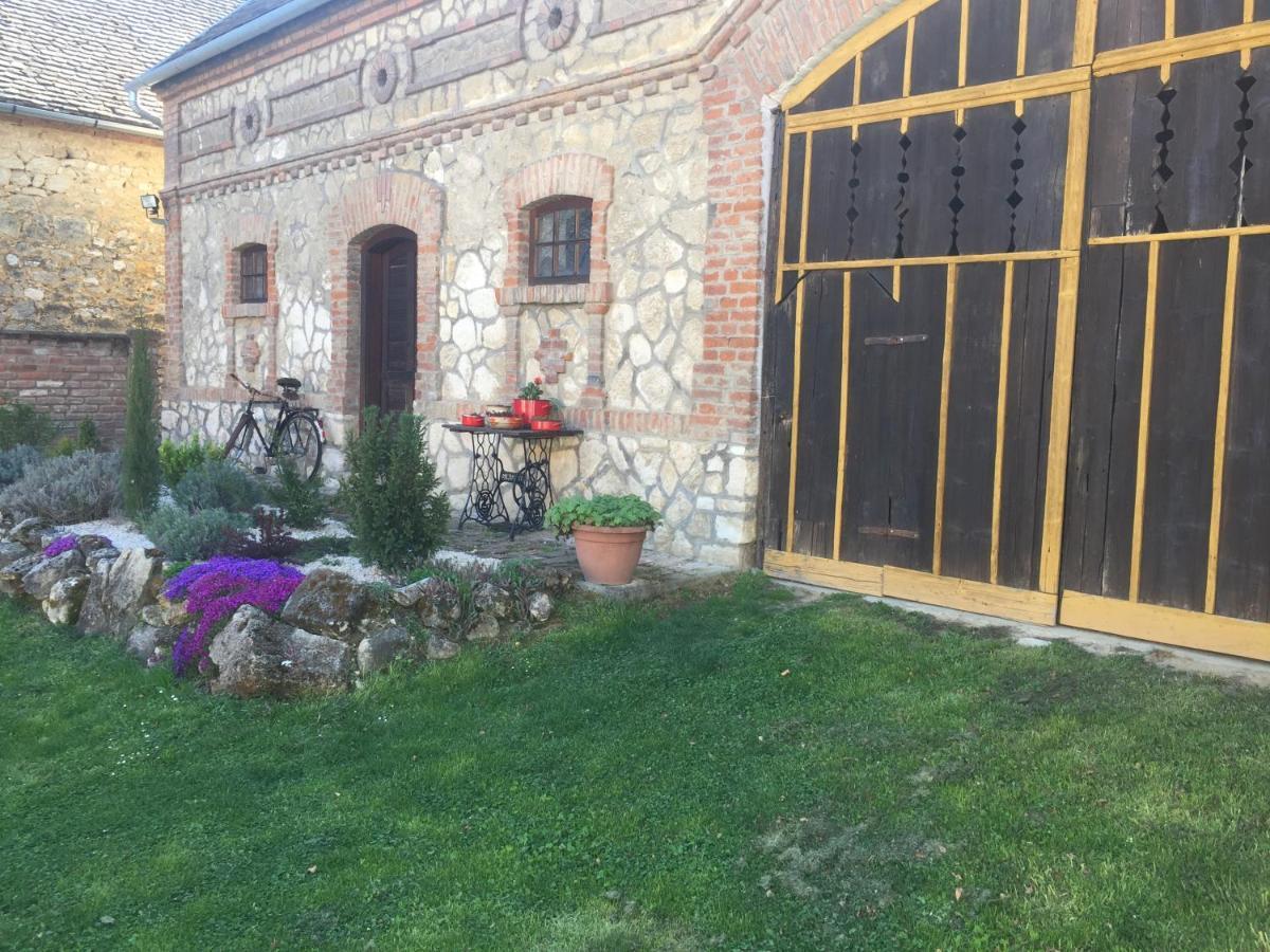 Levendula Porta Es Pajtaszinhaz Hotel Orfu Exterior photo