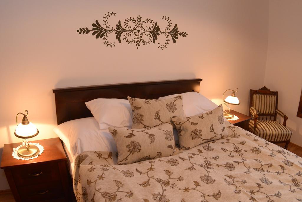 Levendula Porta Es Pajtaszinhaz Hotel Orfu Room photo
