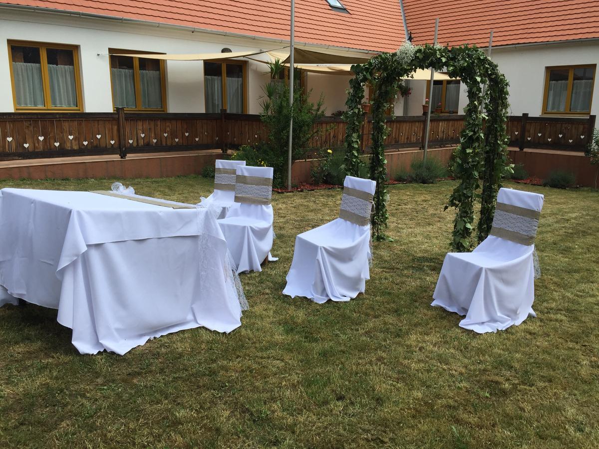 Levendula Porta Es Pajtaszinhaz Hotel Orfu Exterior photo